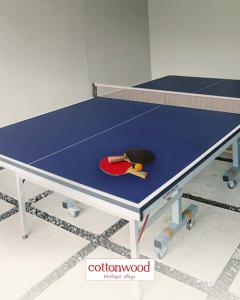Sampal 2Cottonwood Yaputa Heated-Onsen Netflix Api-Unggun Karaoke PS4的一张乒乓球桌,上面有一把剪刀