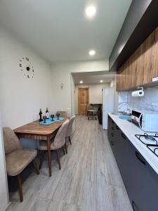 Kuchyň nebo kuchyňský kout v ubytování Two bedrooms apartment "Kitesa"
