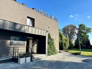 budynek z napisem hotelowym na szczycie w obiekcie Lofft Hotel w mieście Ciechanów