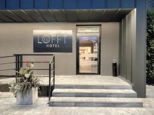 wejście do hotelu ze schodami przed budynkiem w obiekcie Lofft Hotel w mieście Ciechanów