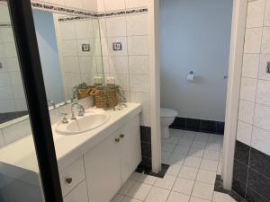 Bilik mandi di Ocean views on ocean blvd +16 gambar
