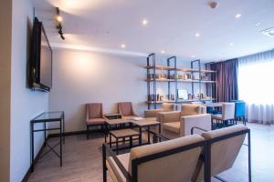 TV a/nebo společenská místnost v ubytování OYO 89576 Mokka Hotel