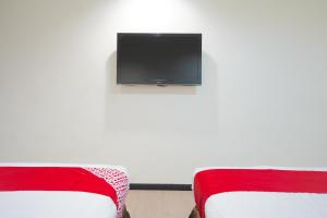 TV a/nebo společenská místnost v ubytování Super OYO 89544 Utama Inn