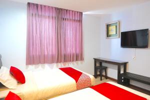 Postel nebo postele na pokoji v ubytování Super OYO 89544 Utama Inn