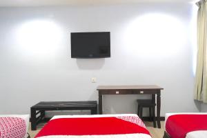 TV a/nebo společenská místnost v ubytování Super OYO 89544 Utama Inn
