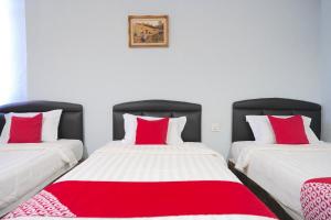Postel nebo postele na pokoji v ubytování Super OYO 89544 Utama Inn