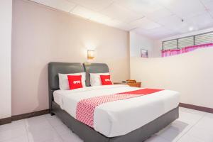 Ένα ή περισσότερα κρεβάτια σε δωμάτιο στο OYO 2180 Vina Vira Hotel
