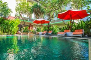 Bazén v ubytování Capital O 1666 Grand Pudjawan Hotel Near Kuta Beach nebo v jeho okolí