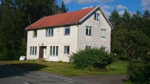 a large white house with a red roof at Molidens Gästgiveri Jönköping in Jönköping