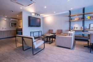 TV a/nebo společenská místnost v ubytování OYO 89576 Mokka Hotel