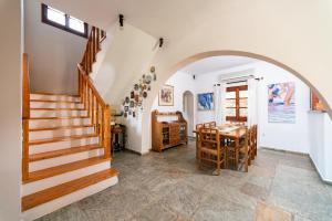 Televisyen dan/atau pusat hiburan di Stathis House by Corfu Stay Solutions