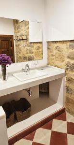a bathroom with a sink and a mirror at Espectacular iglesia románica in Baeza