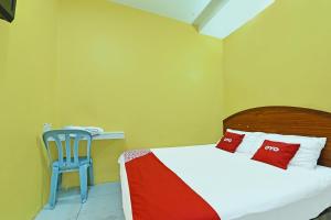 ニライにあるOYO 89656 Melati Hotel Nilaiのベッドルーム1室(ベッド1台、青い椅子付) +19枚の写真
