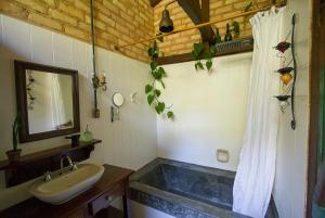 Ένα μπάνιο στο Casa Juçara & Casa Tucano - Floripa - Exclusive Forest Escape +165 φωτογραφίες