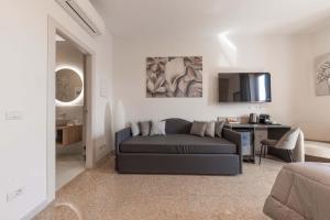 a living room with a couch and a table at auntieshouseroma in Rome
