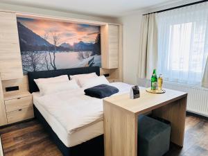 Postel nebo postele na pokoji v ubytování Hotel Lainbach in Wängle + 37 fotografií