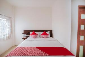 Postel nebo postele na pokoji v ubytování Super OYO 2183 Cibeureum Residence