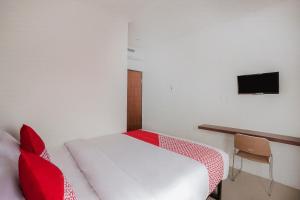 TV a/nebo společenská místnost v ubytování Super OYO 2183 Cibeureum Residence