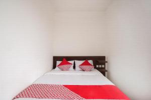 Postel nebo postele na pokoji v ubytování Super OYO 2183 Cibeureum Residence