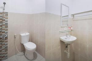 Koupelna v ubytování Super OYO 2183 Cibeureum Residence