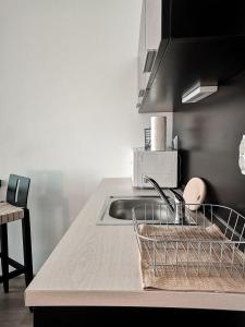 Nhà bếp/bếp nhỏ tại Boho Studio 4 pools 10min to the beach