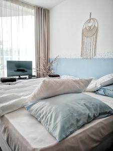 Giường trong phòng chung tại Boho Studio 4 pools 10min to the beach