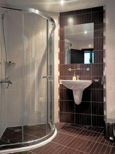 Phòng tắm tại Boho Studio 4 pools 10min to the beach