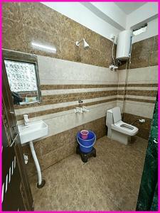 HOTEL PREMIUM SHRI PRABHU DHAM Near Temple VRINDAVAN的一间浴室