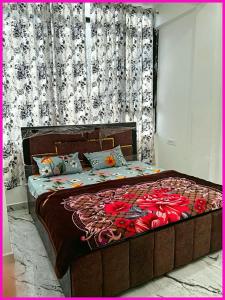 马图拉HOTEL PREMIUM SHRI PRABHU DHAM Near Temple VRINDAVAN的卧室里一张红色玫瑰床 更多5张照片