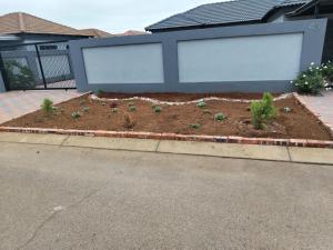 a garden in front of a building with plants at Ee40Yethu in Pretoria
