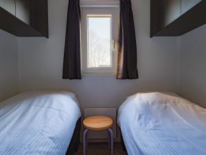 Giường trong phòng chung tại Nieuwe Luxe Lodge met Weidezicht - bij Nationaal park Drents-Friese Wold