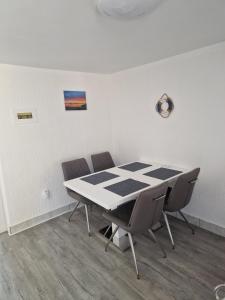 a meeting room with a table and chairs at Apartmani Krepelnik in Drage