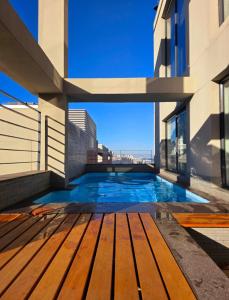 una piscina en la azotea de un edificio en Luxury Penthouse with Private Pool, en Ciudad del Cabo