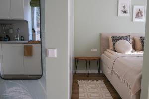 Postel nebo postele na pokoji v ubytování Neringarent STUDIO-APARTAMENTAI