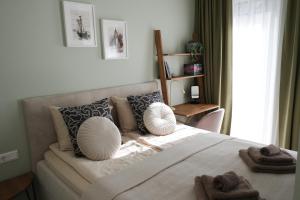 Postel nebo postele na pokoji v ubytování Neringarent STUDIO-APARTAMENTAI