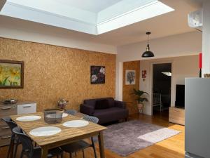 a living room with a table and a couch at Apartamento Deluxe II RB in Ribeira Brava