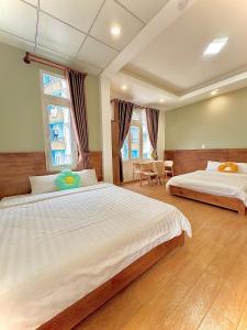 Postel nebo postele na pokoji v ubytování Quang Minh Dalat Hotel