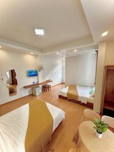 Postel nebo postele na pokoji v ubytování Quang Minh Dalat Hotel + 31 fotografií