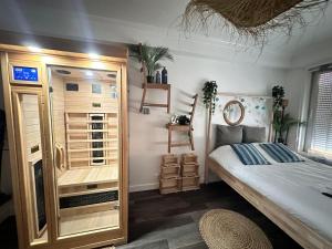 Katil atau katil-katil dalam bilik di Magic suite avec Balnéo, Sauna et terrasse