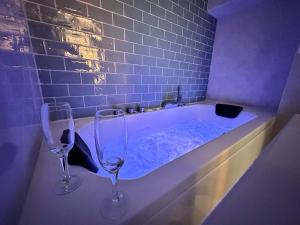 Gambar di galeri bagi Magic suite avec Balnéo, Sauna et terrasse di Reims