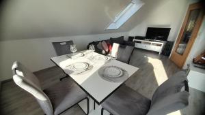 a dining room table with chairs and a white table and chairsktop at Ferienwohnung in Bad Oeynhausen in Bad Oeynhausen