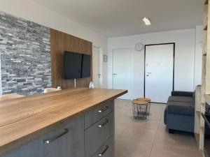 een keuken met een houten aanrecht in de woonkamer bij APARTMAN SUNSIDE2 NIN in Nin +16 foto's
