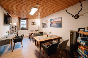 TV a/nebo společenská místnost v ubytování Löwen Hotel & Restaurant