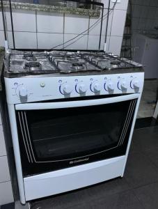 Kuchyň nebo kuchyňský kout v ubytování Quartos Quintal Bueno! Com ar, tv e internet no melhor bairro de Goiânia! Perto do Goiânia Shopping, Parque Areião Hospital Premium Mater Dei OVG Vaca Brava Marista Campo do Goiás!