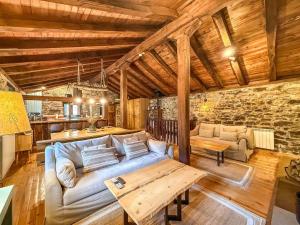 Imagen de la galería de Cabaña La Gurueba, frente rio y cascada, en Vega de Pas