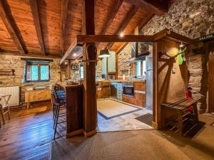 Imagen de la galería de Cabaña La Gurueba, frente rio y cascada, en Vega de Pas