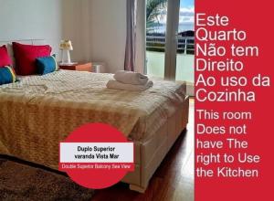 Cartel de un dormitorio con cama y cartel en Colinas do Sol, en Funchal 21 fotos más