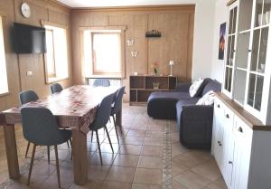 een woonkamer met een tafel en een bank bij La Terrazzetta Val Comelico in Santo Stefano di Cadore