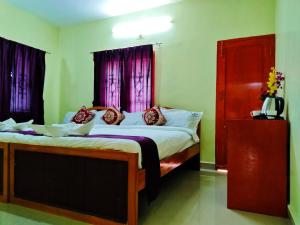Postel nebo postele na pokoji v ubytování Hotel Cliff Club Kodaikanal