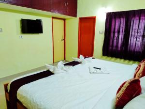 Postel nebo postele na pokoji v ubytování Hotel Cliff Club Kodaikanal